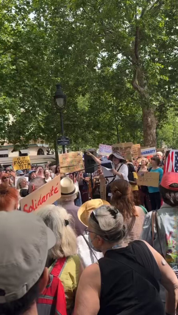 HAPPENING NOW: The “No Kings” protests have gone worldwide as protesters have gathered in Paris, France for a rally against the corrupt Trump regime (Video: Heidy Torres)