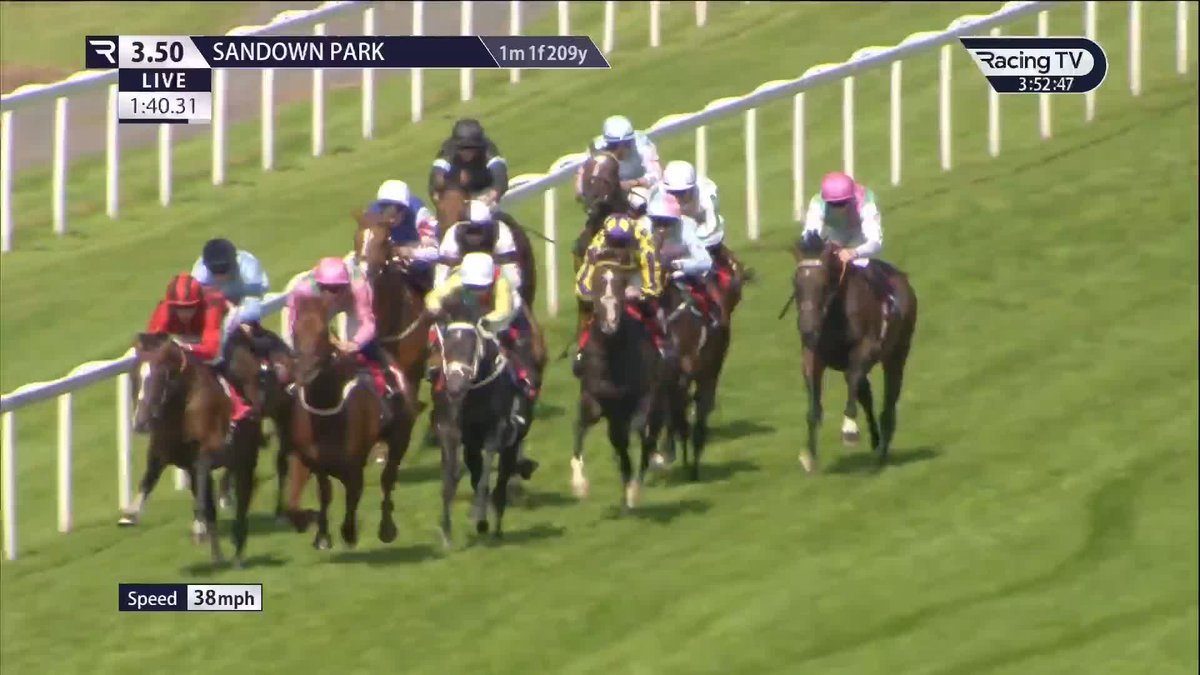 After cruising into contention, Wave Rider kicks clear with Trevor Whelan in the hot seat to win the Darley British EBF Maiden Stakes for the Harry Charlton stable 🔥