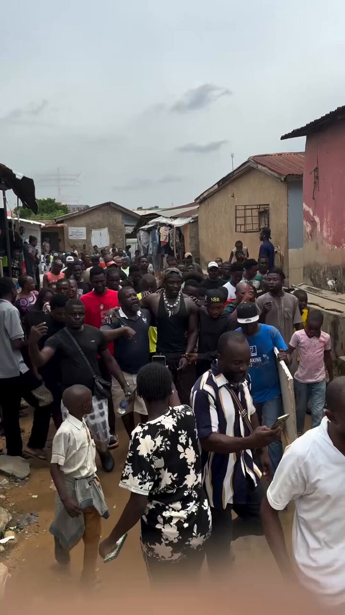 Verydarkman returned to Lugbe in Abuja, where he grew up. He’s out here giving hope to the streets 🥹❤️