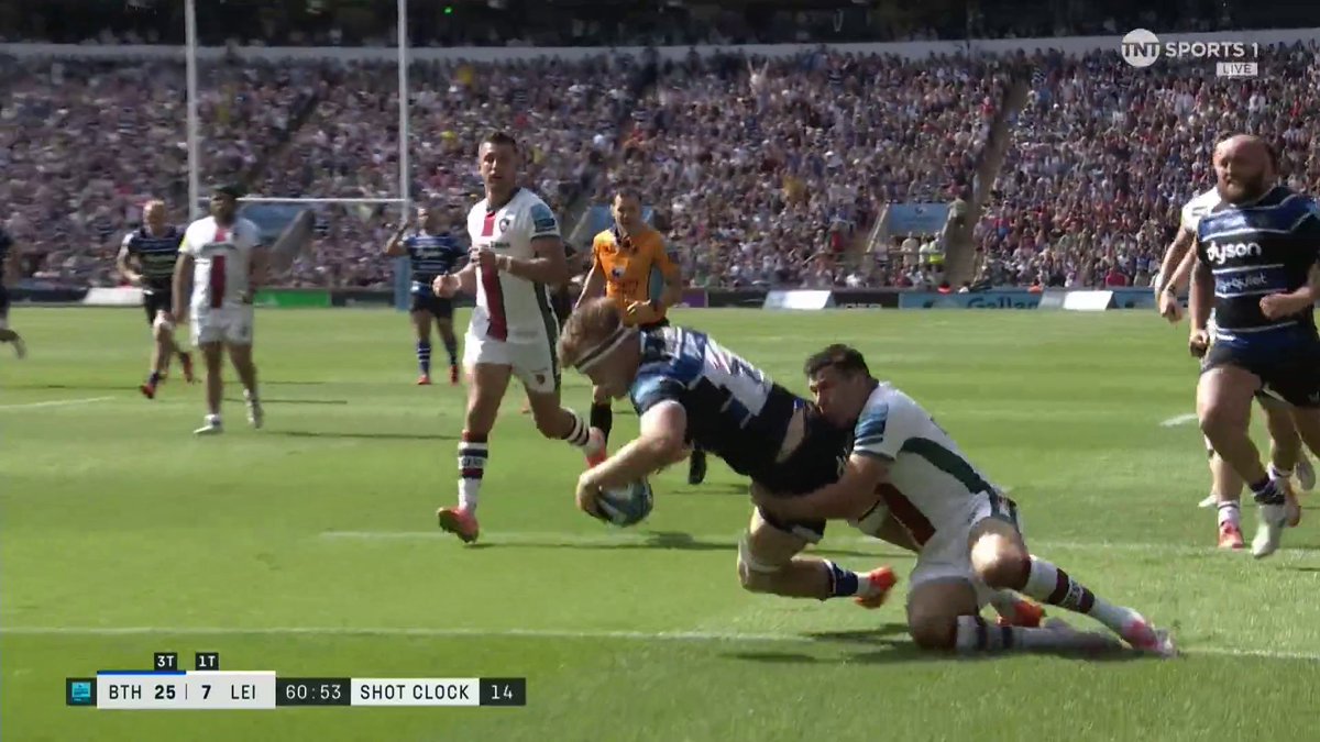 Huge moment! 😮 Guy Pepper with a brilliant run and finish for Bath but there's a knock-on in the build-up and it's ruled out... #GallagherPremFinal