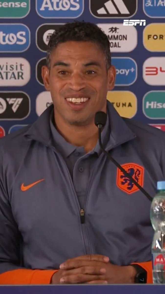 'Grote kans' op een basisplaats voor Luciano Valente bij Jong Oranje 🟠👀 "Hij doet het heel goed en ik denk dat ik daarmee ook wel genoeg zeg, toch?"