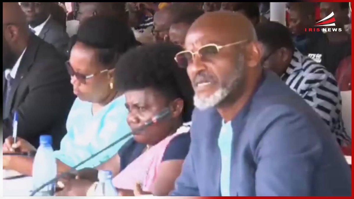 🛢️ “Turafise ibinogo vyojamwo imiriyoni 60 z’ama metero kibe y’ibitoro, ariko kugira hagire uwuja kuzana igitoro cose dukeneye agishikane ng’aha niho hari ikibazo. Usanga harimwo udutiriganya n’amanyanga,” niko vyashikirijwe na Minisitiri Ibrahim Uwizeye. 🗣️ Mu kiganiro c’abashikiranganji cabereye kuri uyu wa gatanu igenekerezo rya 13 Ruheshi mu ntara ya Cibitoke, Umushikiranganji ajejwe amasoko ntanganguvu yagarutse ku kibazo c’ikena ry’ibitoro kimaze imyaka irenga ine. Yavuze kandi ko guhebera ico gisata abigenga bishobora kuba inzira ishoboka yo gukosora ico kibazo, n'ubwo bisaba gukorwa hisunzwe amategeko. 📌 Ubu butumwa buje mu gihe abanyagihugu bo hirya no hino mu gihugu baguma batabaza kubera ukutaronka ibitoro, ibintu bigira ingaruka ku bindi bisata vy’ubuzima bw’igihugu, nko ugutwara abantu n’ibintu canke ubudandaji. #Burundi #Ubutunzi #Ibitoro #IrisNews