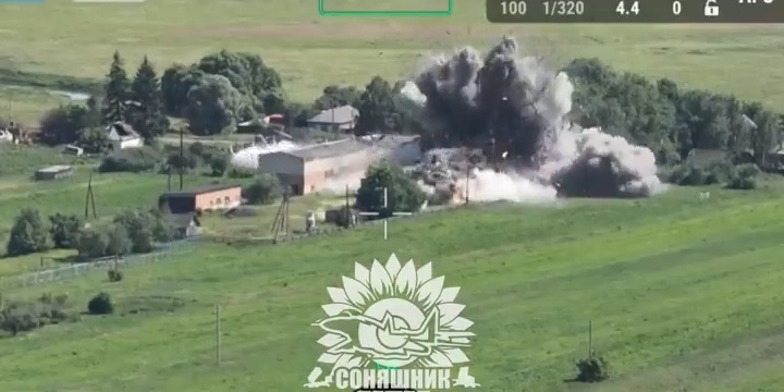 Ukrayna Hava Kuvvetlerine ait MiG-29 savaş uçağı, kuzey cephesinde bir binaya mühimmat taşıyan yaklaşık 30 Rus askerinin bulunduğu noktayı vurdu. #Ukrayna #Rusya