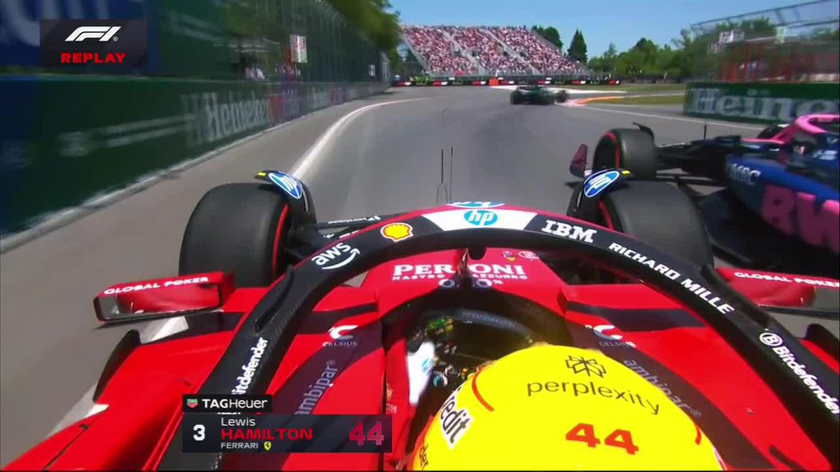 "Lewis Hamilton" Porque se calentó con Franco Colapinto porque el argentino se le cerró con el Alpine en la chicana de la FP3 del Gran Premio de Canadá. Hasta le hizo un gesto el británico, casi se la mandó Franquito, la concha de la lora.