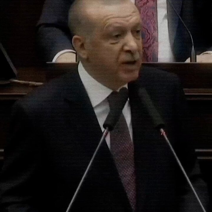 Yıllarca etkisiz siyasetçilerle yarışan sözde “Winner” sert kayaya çarptı.