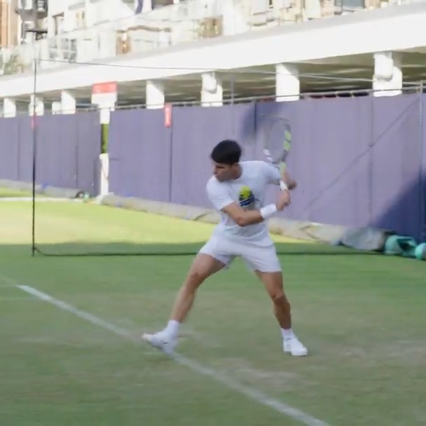 Back on the grass 🌱 Roland-Garros champ Carlos Alcaraz is back in London ahead of HSBC Championships