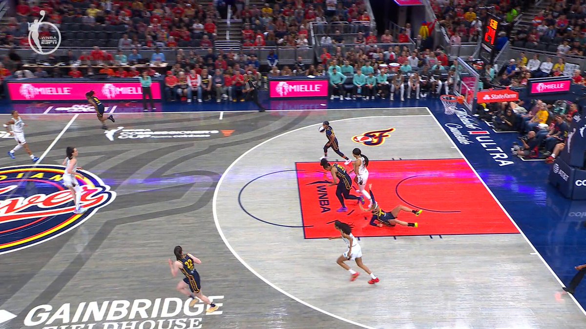 CLARK BACK-TO-BACK-TO-BACK 3s in :33 SECONDS ON ABC 🤯 Caitlin just went off for a quick 9 PTS, finishing with 14 PTS in the first Q! WNBA Commissioner's Cup presented by Coinbase 🛡️