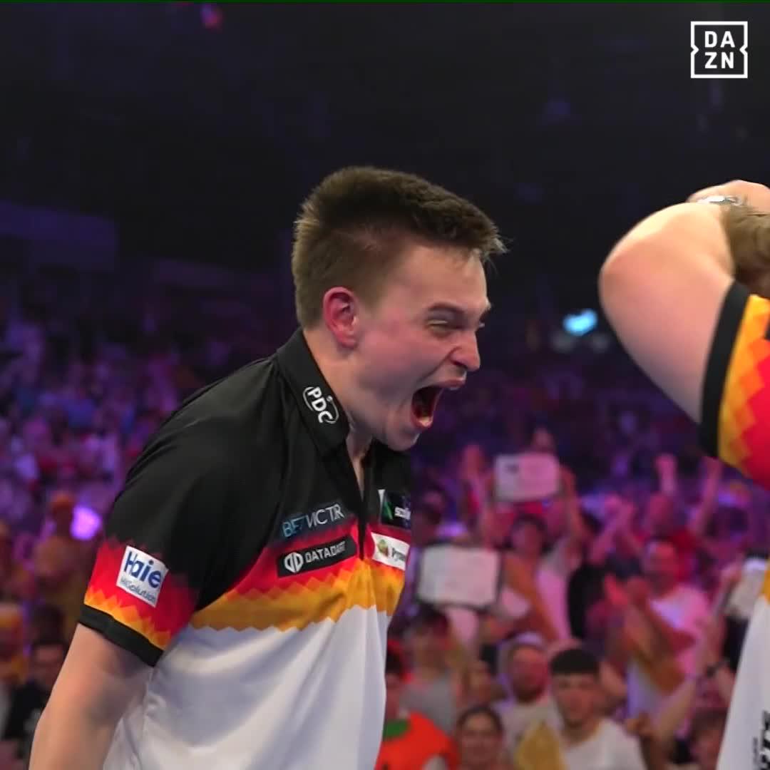 WAS HABEN WIR HIER GERADE GESEHEN?! England geschlagen! Ins Viertelfinale eingezogen! #DAZNmoment #DARTZN