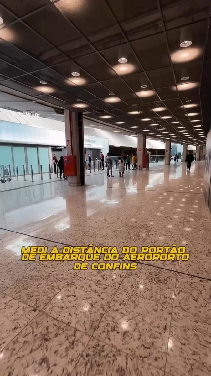 Eu amo o aeroporto de belo horizonte, parece um shopping e super organizado. Mas andar meio quilometro (literalmente) pra pegar um voo é PODRE. O raio x tinha que ser no MÍNIMO no portão 12-15 e não no 5