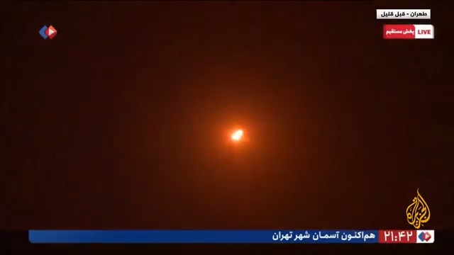 التلفزيون الإيراني يبث لحظة إسقاط الدفعات الأرضية مسيرة إسرائيلية في سماء #طهران #الأخبار