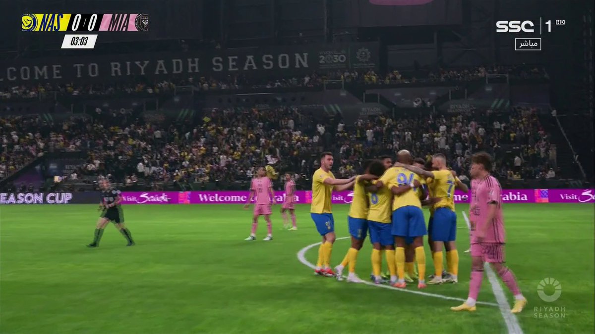 على طاري انتر ميامي ومواجهته ضد الأهلي المصري من ينسى عندما لقن النصر ميسي ورفاقه درساً لن ينسوه أبداً سداسية نظيفة لنصر كان يكتسح الجميع قبل أن يتم هدمه وتدميره وتفريغه بالكامل من نجومه ورجالاته وعمقه وتركيبته وعاداته وتقاليده