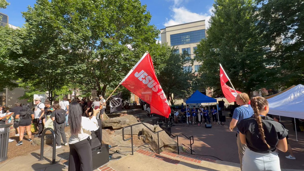 🚨#BREAKING: Christian patriots are drowning out the “No Kings” protest chants in Asheville NC with hymns!!!!!! They are waiving flags that say: “CHRIST IS KING!” LET’S GO!!!!!!!!!