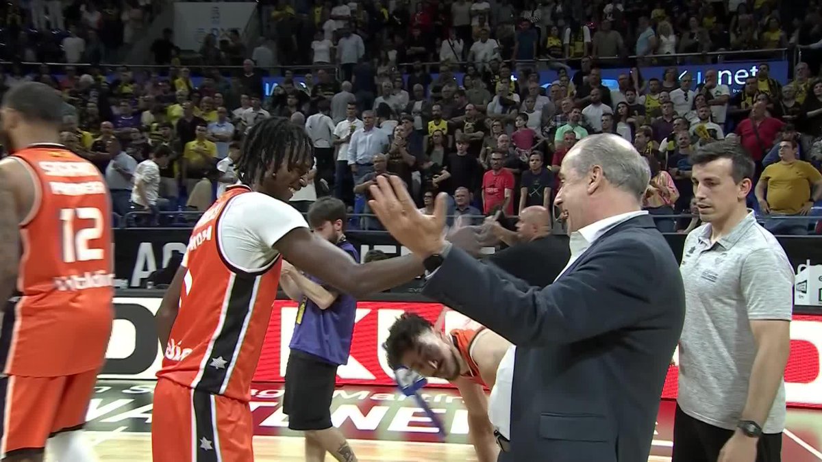 Txus Vidorreta se rinde ante Brancou Badio tras su exhibición: 28 puntos 🔥 #PlayoffLigaEndesa | #ConectaConTuPasión