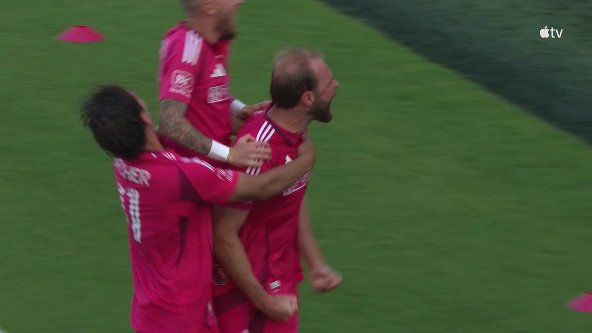 What a ball from Célio Pompeu 👌 João Klauss smashes it for his second goal of the game. 🚀