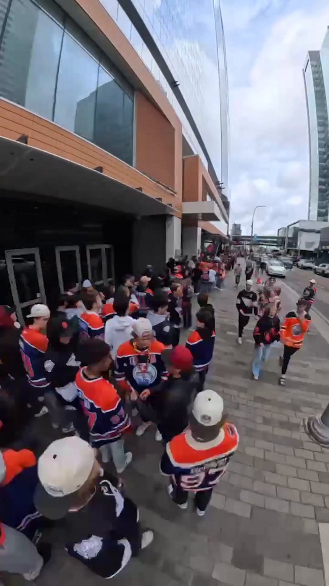 Game 5 of the #StanleyCup Final is clearly the talk of the town in Edmonton today 🤩 🇺🇸: NHLonTNT & Sports on Max ➡️ 🇨🇦: Sportsnet or stream on Sportsnet+ ➡️