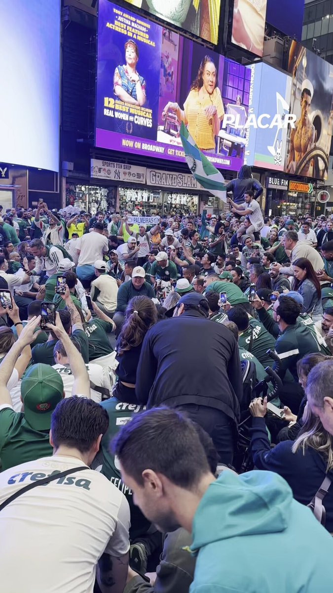 A Times Square ficou verde! 🐷 A torcida do Palmeiras fazendo festa em Nova York. #palmeiras #PlacarNoMundial #placar