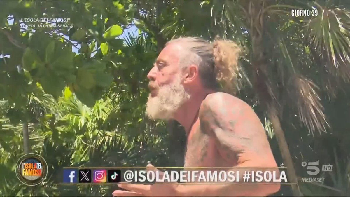 Mirko sbaglia i modi (uscirà per questo probabilmente), è un buzzurro ecc…ma su Patrizia ha ragione. Ormai è diventata insopportabile. L’unica cosa che fa è borbottare. È anche disonesta. Ha rubato il cocco esattamente come Teresanna, e l’ha negato #isola