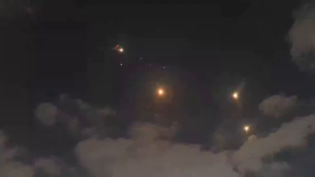🔴 #URGENTE | Hace minutos: explosiones y algunos impactos de misiles desde Irán nuevamente contra Tel Aviv, Israel.