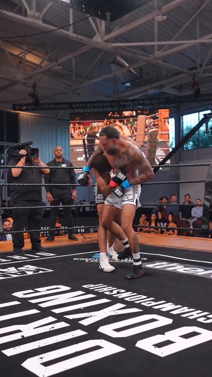 Stanonik gets the stoppage by TKO on round two to kick off the card!! 👊🔥 #dbx2