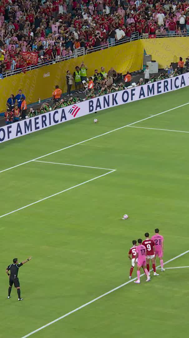 "Trezeguet" Porque Ustari le atajó este penal en el partido del Al-Ahly ante el Inter Miami por el Mundial de Clubes. Le pegó como el ojete, primero erra en la final del Mundial 2006 y ahora acá, es malísimo el hijo de re mil puta.