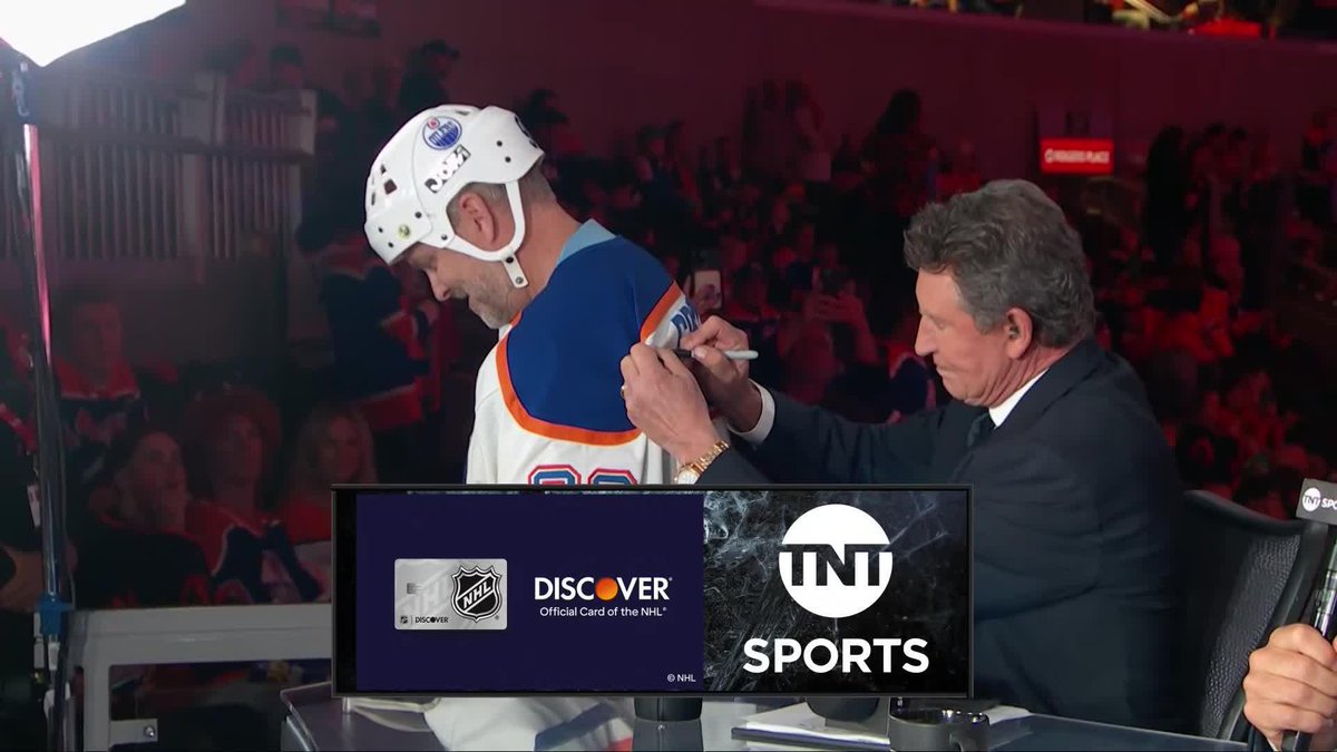 We got Wayne signing autographs for fans between commercials... LEGEND 🐐