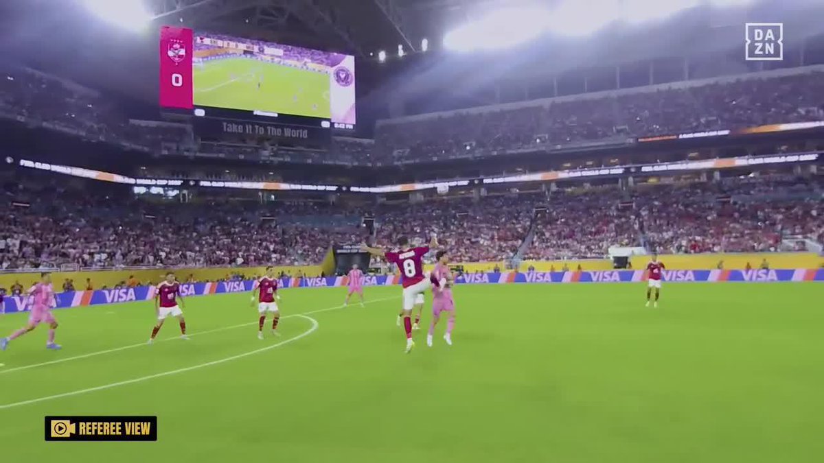 La vista del árbitro de la falta que reclamó Messi 😯 Esto es lo que vio... pero no pitó nada 👀 FIFA Club World Cup | Todos los partidos gratis en #FIFACWC #TakeItToTheWorld