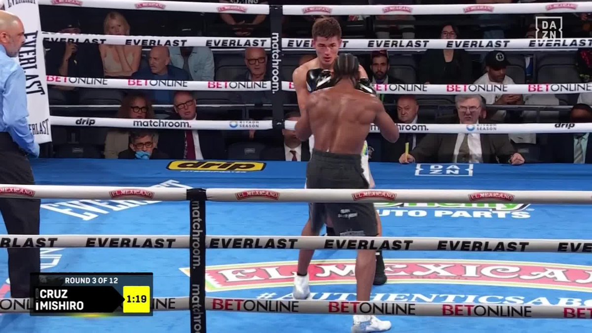 DOWN goes Hironori Mishiro!! 😱 #HitchinsKambosos | Live NOW on DAZN