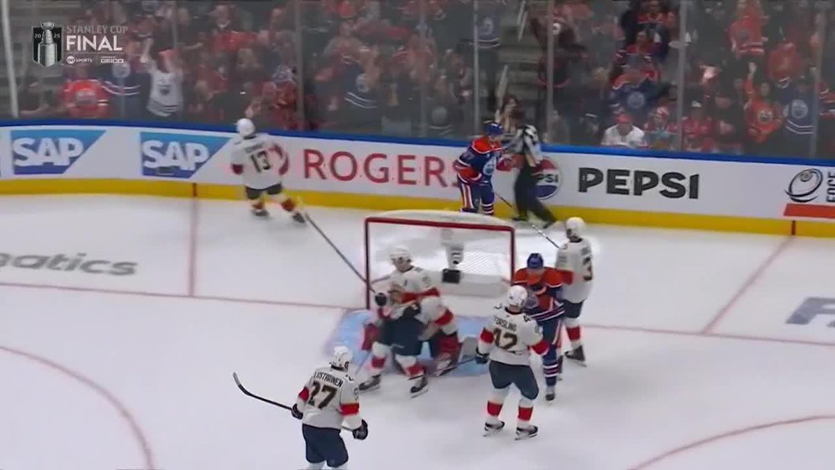 CONNOR MCDAVID GETS HIS FIRST GOAL OF THE SERIES‼️ Oilers get on the board 🚨