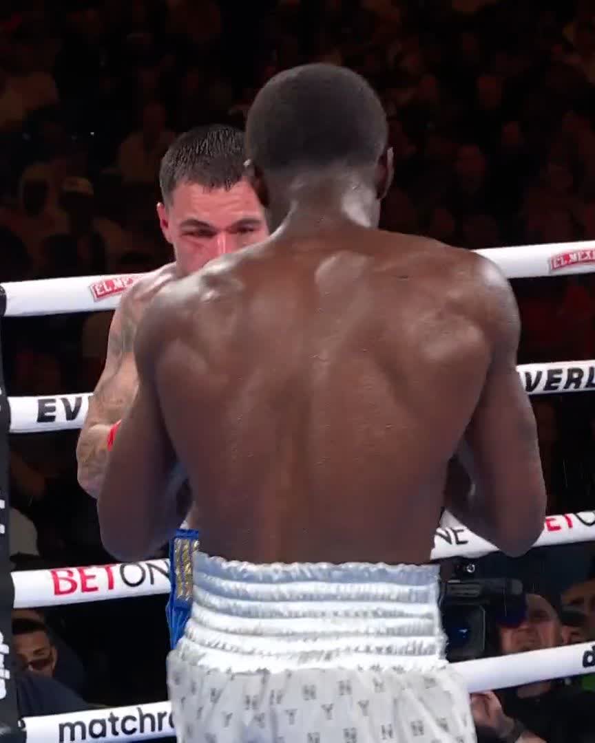 THE BODY SHOT DOES IT 😤 @heisrichardson And Still 👏 #HitchinsKambosos