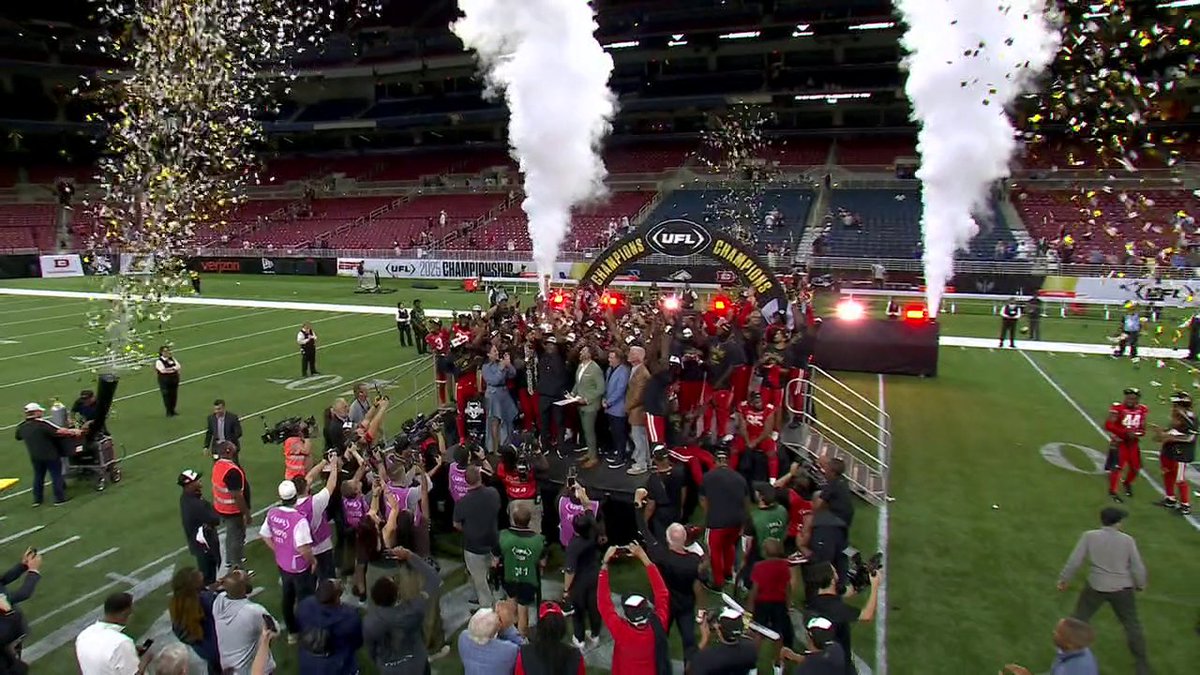The D.C. Defenders get the UFL championship trophy 🏆🎉