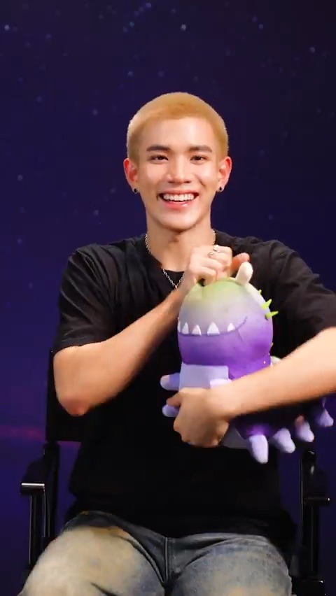 มาทายเงาตัวละครกับ ‘โฟร์ท ณัฐวรรธน์’ กัน!💫👽 มาดูกันว่านักพากย์ไทยของเราคนนี้จะเดาได้ไหมว่าเงาเหล่านี้คือตัวละครไหนใน #เอลิโอ Disney and Pixar’s Elio 19 มิถุนายนนี้ ในโรงภาพยนตร์เท่านั้น ซื้อตั๋วล่วงหน้า SF: Major: #ElioTH