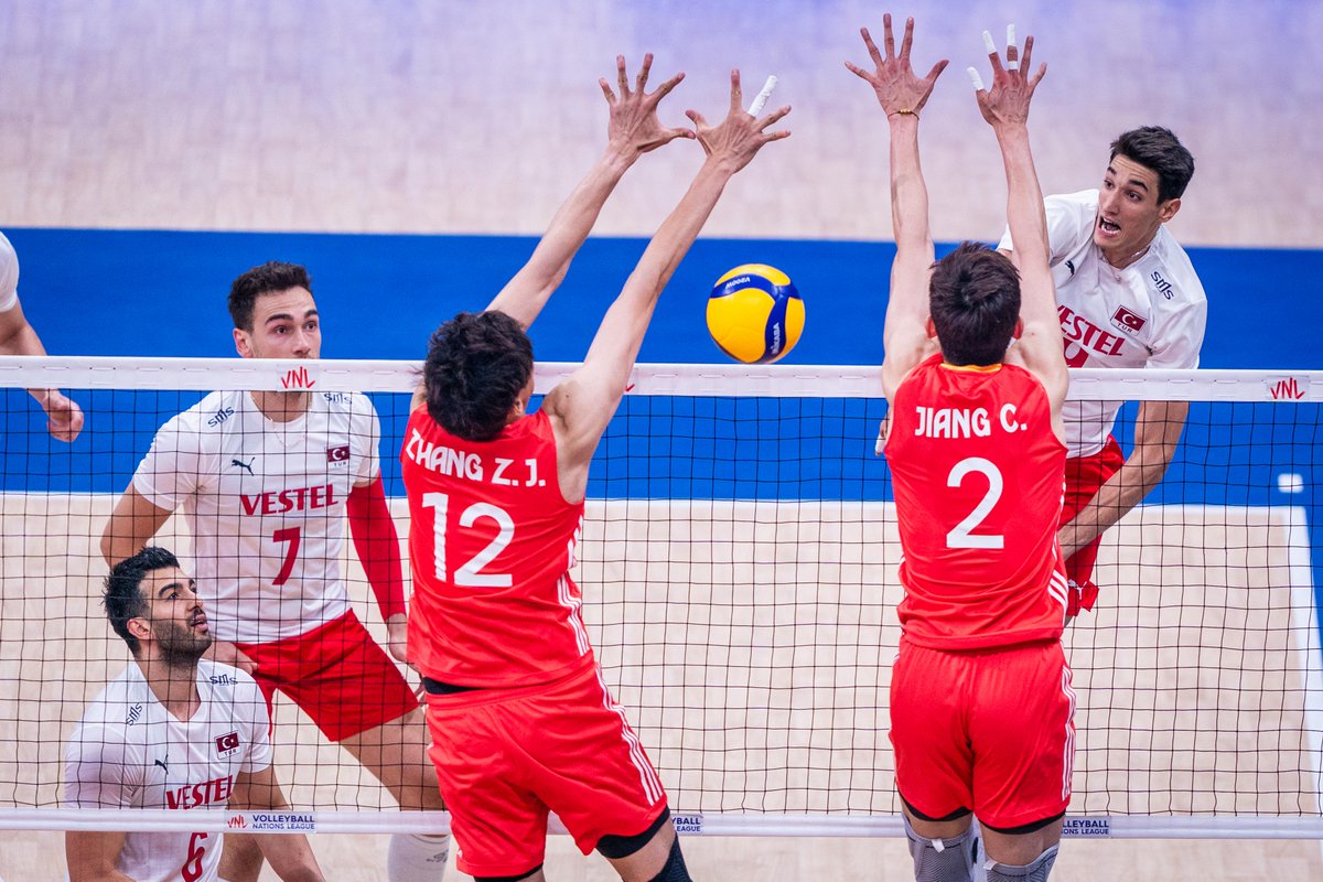 #VNL2025: TÜRKIYE 🇹🇷 3-0 🇨🇳 CHINA Türkiye 🇹🇷 stunned home team China 🇨🇳 with a statement win — led by Efe Mandıracı 🇹🇷 who racked up 17 attacks, 2 blocks, and 5 aces 🤯🔥. 📺 Watch #VNL on VBTV: 🏐 #BePartOfTheGame #volleyball