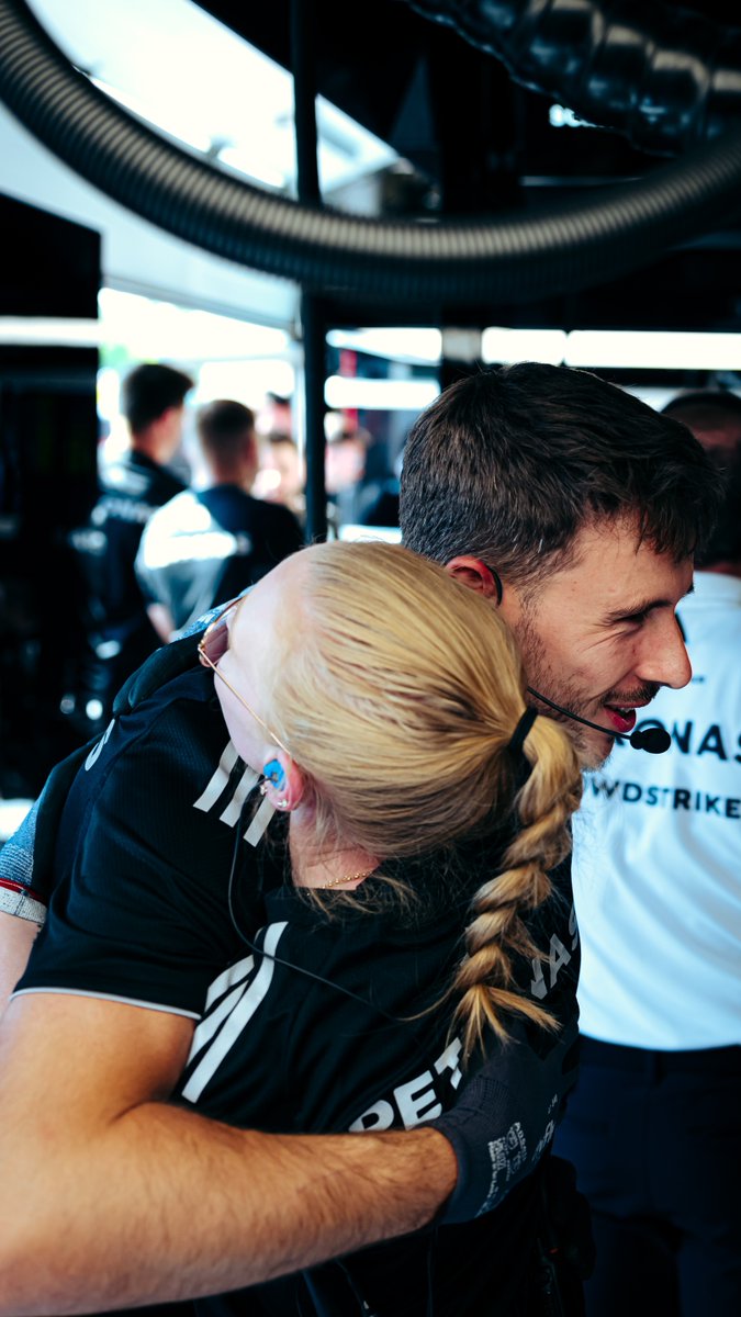 How the team celebrated that EPIC pole lap in the garage 🤗