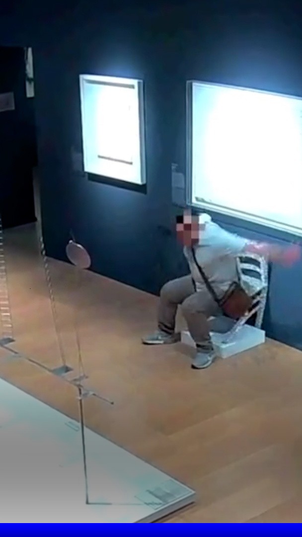 Ce couple détruit une œuvre d'art en voulant prendre une photo dessus