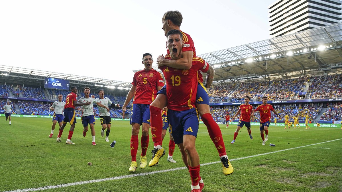 📹 𝗜𝗡𝗦𝗜𝗗𝗘 😬 Abonados al sufrimiento. 😏 Expertos en creer hasta el final. 🎞 Thriller de otro triunfo agónico en Bratislava. #U21EURO | #NuestraBase