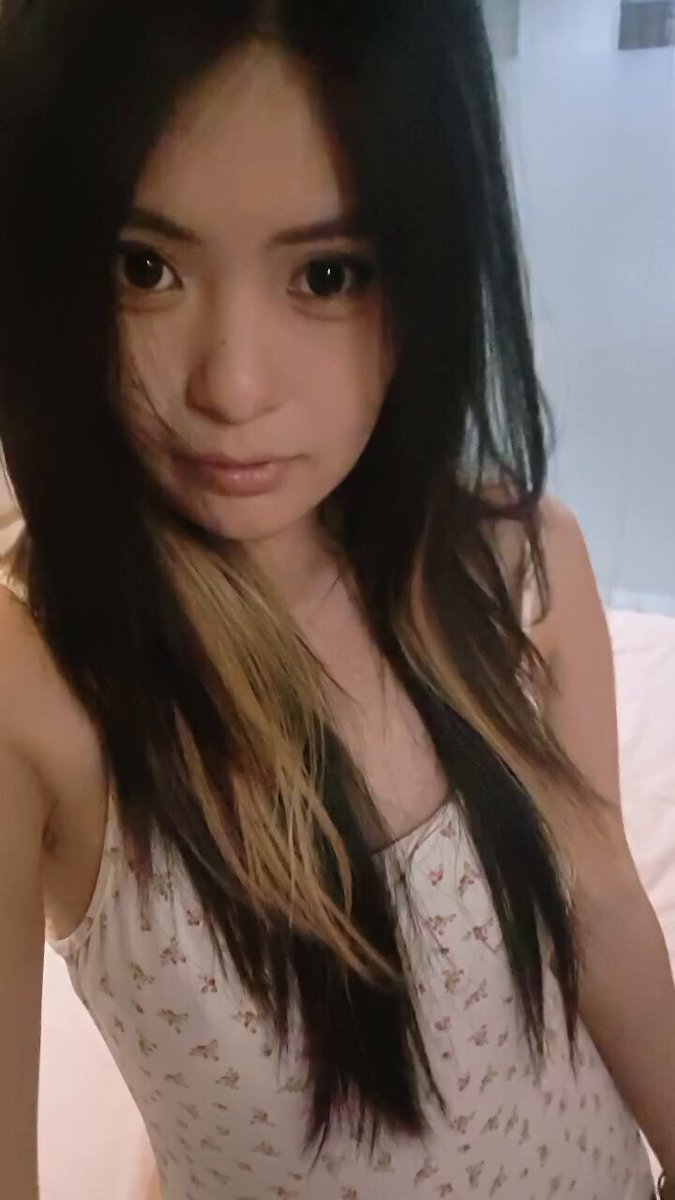 小玩具是怪兽集合 k1，分体设计，吮吸口带加热，可以连接app远程操控，不喜欢入体设计的可以只买单机，机体设计特别方便夹腿，贼好用，自从有了这个一天要吸好几次欢乐豆，带棒子的话cosplay还可以当手枪用，嘎嘎带派了😋😋怪兽集合-商务（女用2.0版