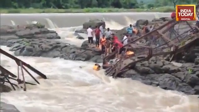 15–20 feared swept away after old bridge collapses in #Pune's Talegaon; search &amp; rescue operation currently underway 𝘛𝘩𝘪𝘴 𝘪𝘴 𝘢 𝘥𝘦𝘷𝘦𝘭𝘰𝘱𝘪𝘯𝘨 𝘴𝘵𝘰𝘳𝘺. 𝘐𝘵 𝘸𝘪𝘭𝘭 𝘣𝘦 𝘶𝘱𝘥𝘢𝘵𝘦𝘥.