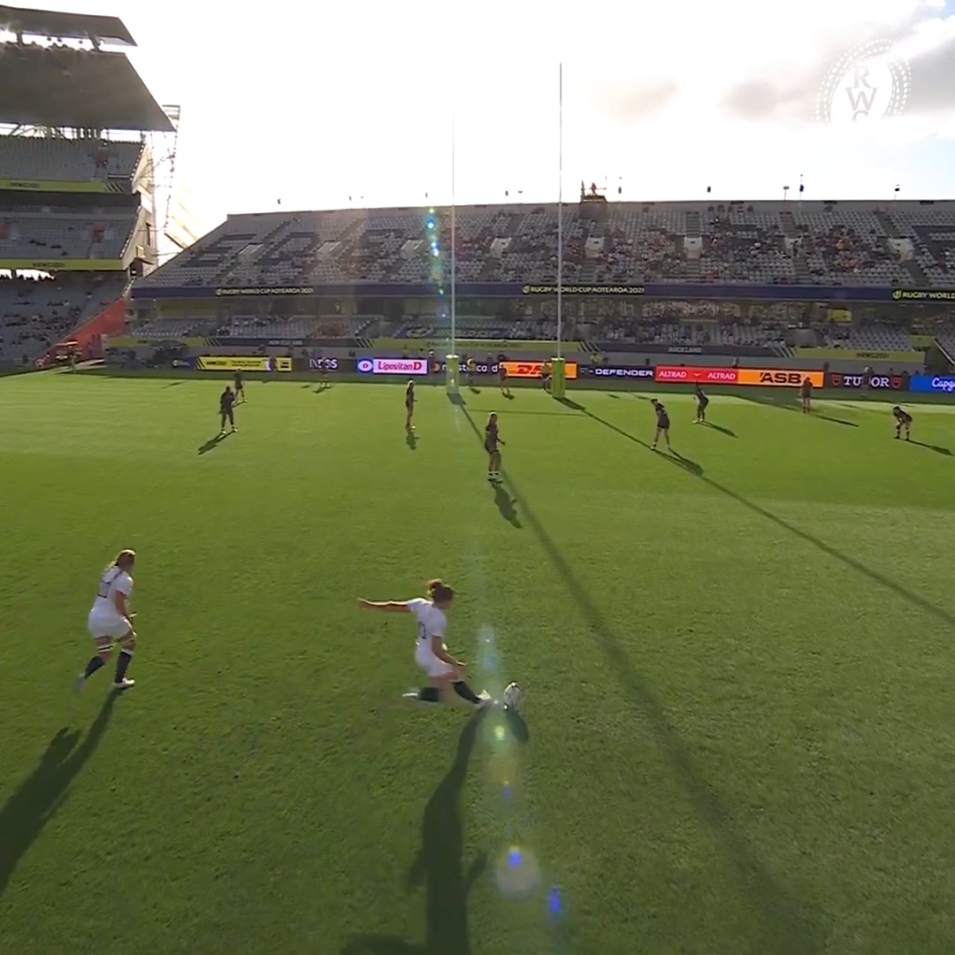 Against the wind and into the sun 💨 ☀️ Emily Scarratt still doesn't miss 🏴󠁧󠁢󠁥󠁮󠁧󠁿 #RWC2021 | Red Roses