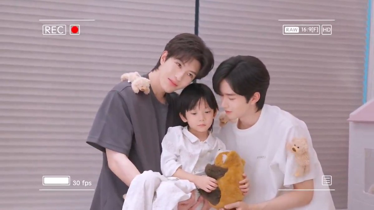 AMORES! 😭 A produção de #DesireTheSeries postou um vídeo fofíssimo dos personagens com seu filhinho em comemoração ao Dia dos Pais. O BL ABO acompanhará um Enigma disfarçado de Ômega, que engravidará seu parceiro Alfa.