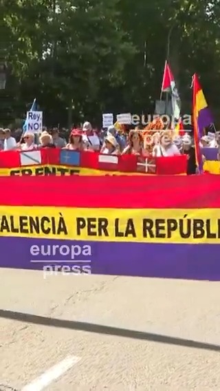 La II Marcha Republicana se manifiesta en Madrid para reclamar el fin de la monarquía: "Estamos aquí para denunciar a esa monarquía corrupta que en la figura del rey Felipe VI es protectora de los sectores más reaccionarios"