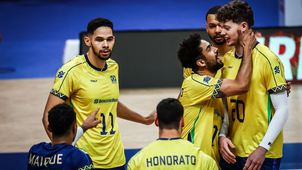 Maracanazinho madness 🇧🇷🔥 Brazil denies Slovenia 3 set points and grabs the second set! Watch it LIVE on VBTV 📺 #Volleyball #BePartOfTheGame