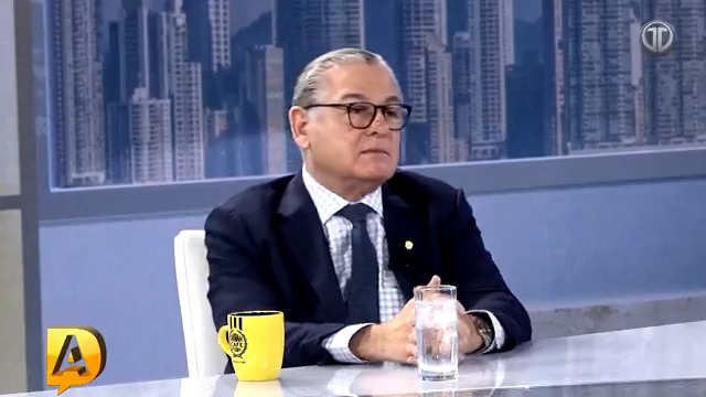 Sobre el tema de “clanes familiares” en la Universidad de Panamá, el contralor Anel Bolo Flores dice que “es la puntita del iceberg que va a salir”. Le pidió al rector Eduardo Flores la lista de los estudiantes que tienen más de 10 años estudiando sin graduarse. #DebateAbierto