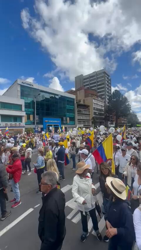 En Bogotá la marcha va juntando cada vez más gente