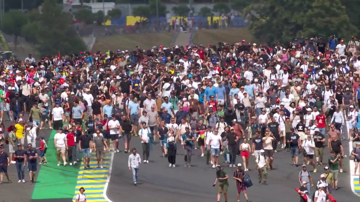 Please welcome your 2025 LE MANS WINNERS: AF CORSE!! #WEC #LeMans24 #Ferrari
