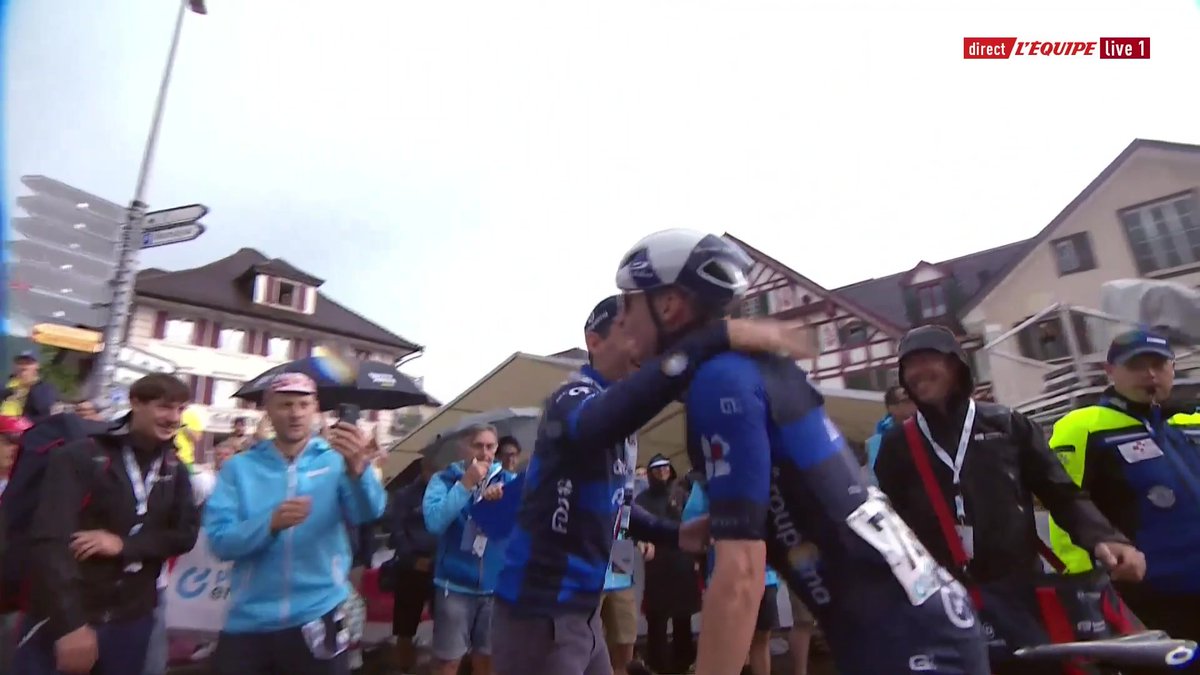 🏆 Quelle victoire de Romain Grégoire ! Le Français était le plus fort et le plus agile dans le final pour remporter en solitaire la première étape du Tour de Suisse ! Kévin Vauquelin est 2e, Julian Alaphilippe 4e. #lequipeVELO