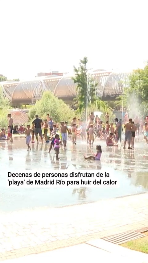 Decenas de personas disfrutan de la 'playa' de Madrid Río para huir del calor: "Sales de lo común y aprovechas del tiempo con la familia"