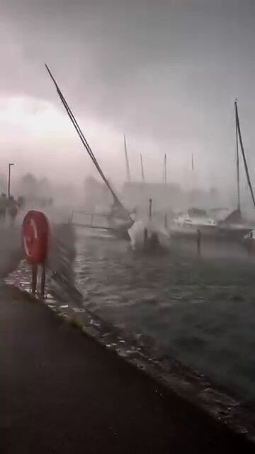 ⛈️🔴 Le port de #Neuchâtel — St-Blaise [CH], ce dimanche après-midi au passage de l’#orage et ses rafales à 140km/h ⚠️ (©yohan_sacre)