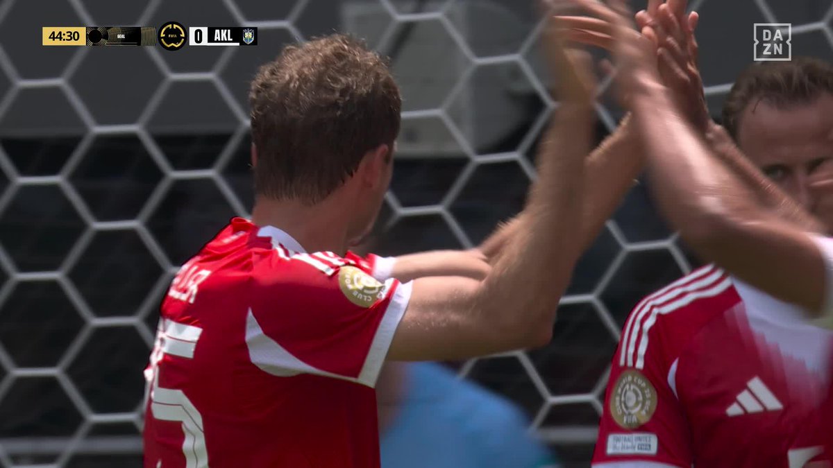 🥹✨ Thomas Müller (35) scores for Bayern Munich. ❤️🤍 25 years at Bayern, over 60,000 official match minutes and over 30 trophies won. Last few games for the German club. 👏