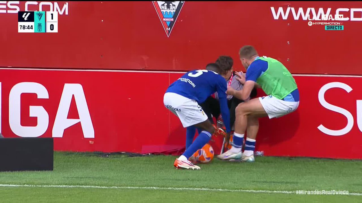 Honor al guaje q teniendo a dos mostrencos delante y uno increpándole en la cara, se la pela lo más grande.
