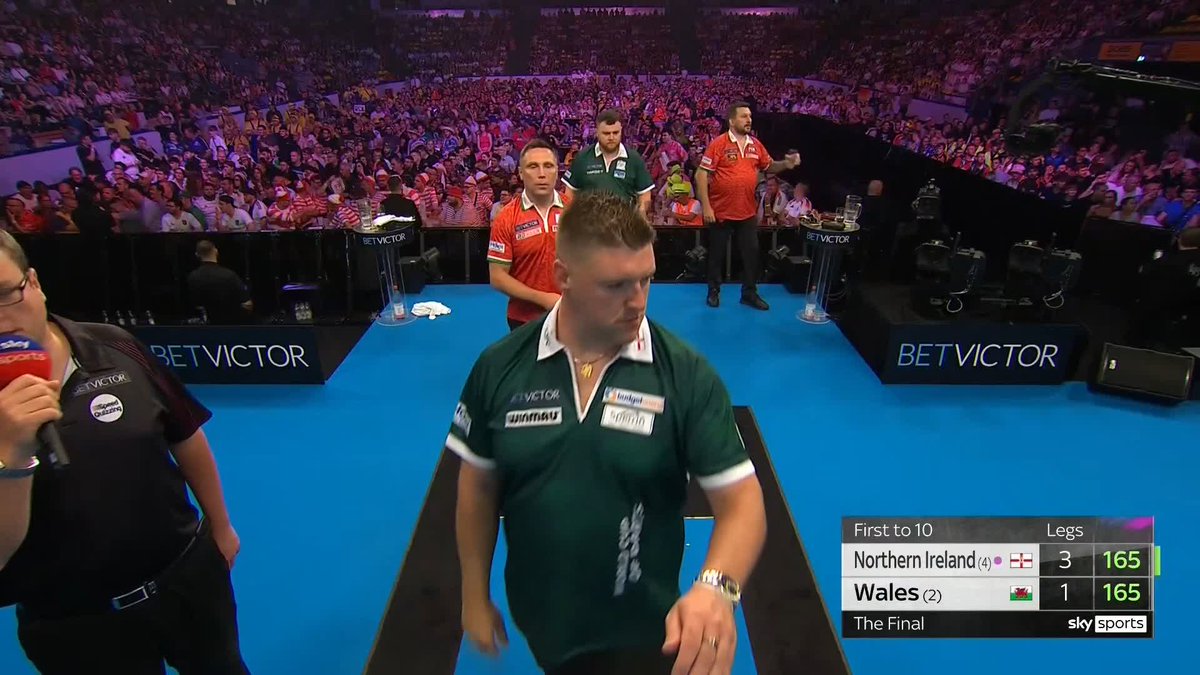 CLUTCH FROM CLAYTON!! A brilliant 100 checkout from Jonny Clayton to halt Northern Ireland taking a 4-1 lead into the break. Wales back in it! 📺 #WCOD25